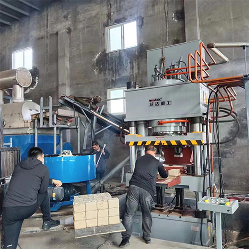 630噸牛羊舔磚液壓機_動物營養鹽磚機