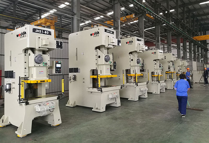 氣動沖床現場 氣動沖床現場