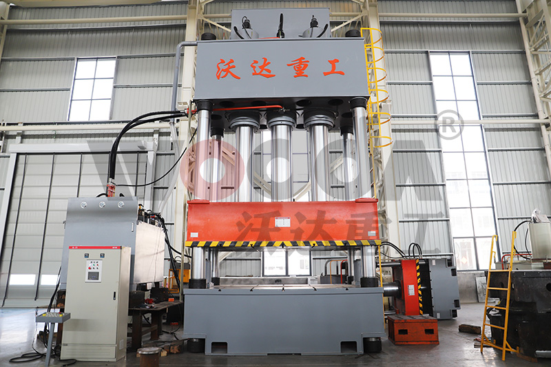 1500噸三梁四柱液壓機(jī) 1500噸三梁四柱液壓機(jī)