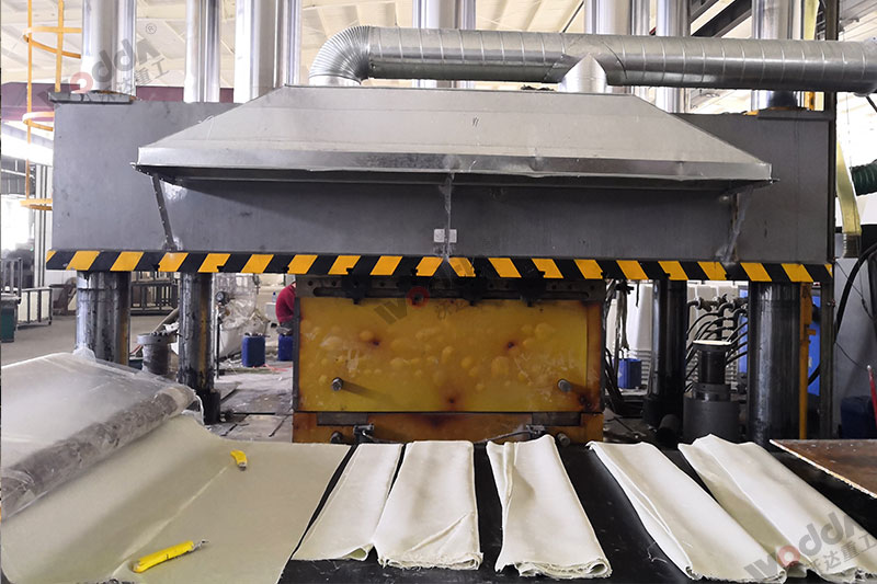 生產(chǎn)2立方玻璃鋼化糞池設備_2000噸四柱液壓機_液壓機廠家 生產(chǎn)2立方玻璃鋼化糞池設備_2000噸四柱液壓機_液壓機廠家