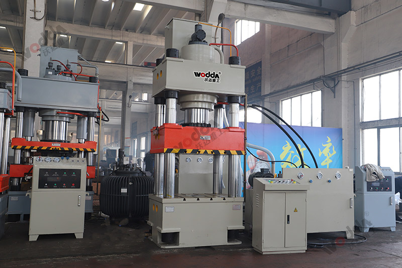 500噸三梁四柱液壓機(jī) 500噸三梁四柱液壓機(jī)