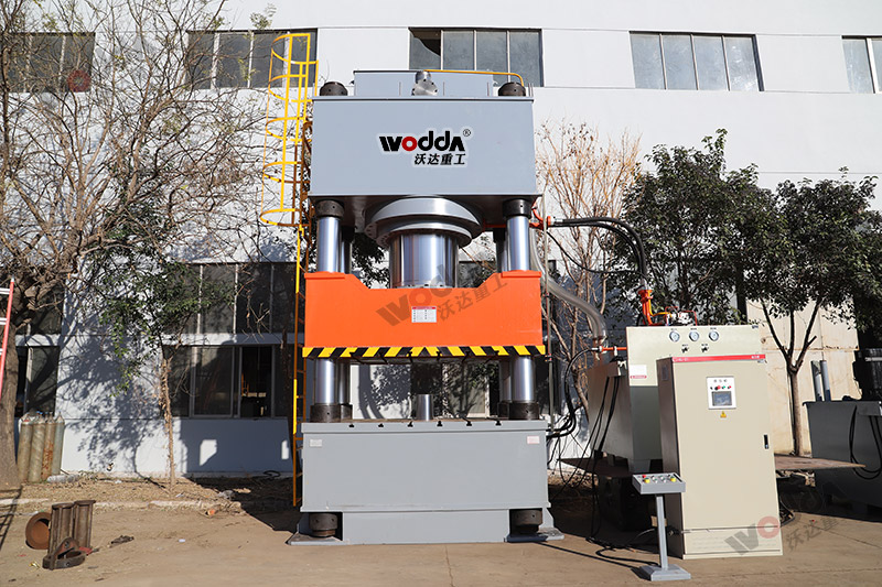 2000噸三梁四柱液壓機 2000噸三梁四柱液壓機