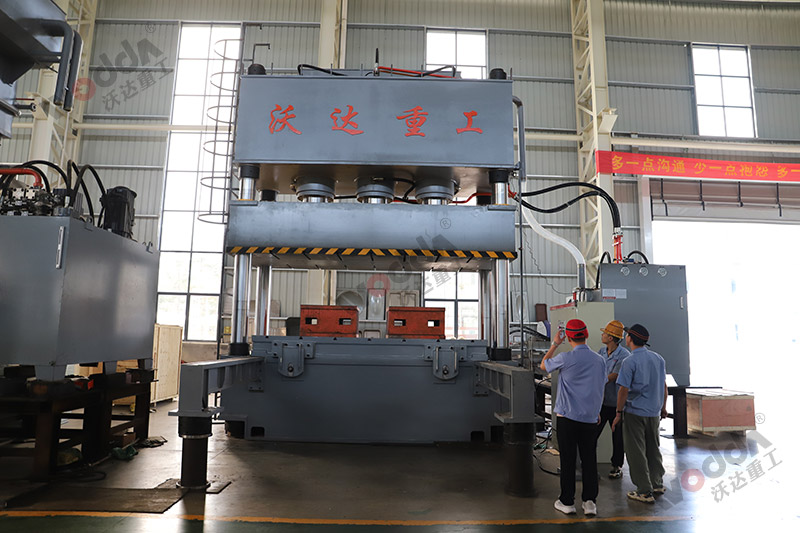 1200噸汽車配件成型液壓機(帶移動工作臺) 1200噸汽車配件成型液壓機(帶移動工作臺)