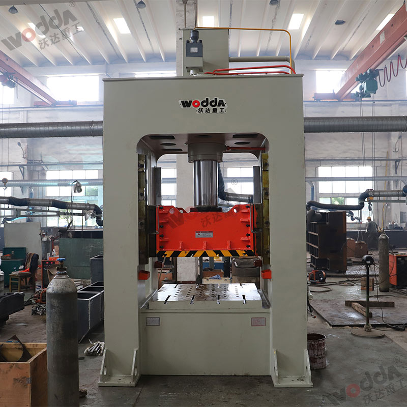 200噸框架式液壓機(jī) 200噸框架式液壓機(jī)