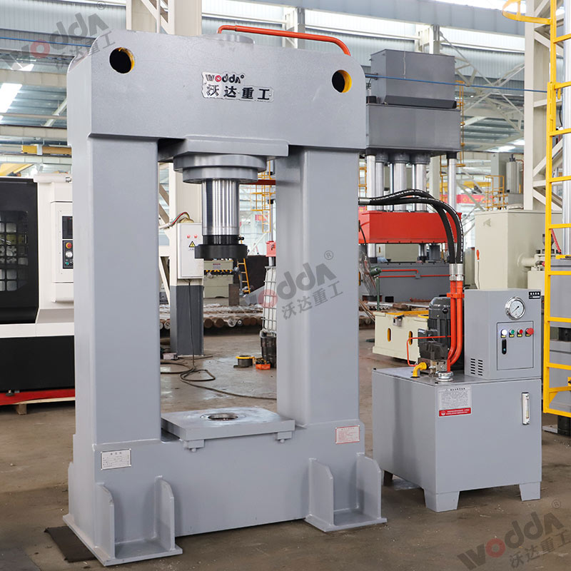 200噸龍門液壓機(jī) 200噸龍門液壓機(jī)