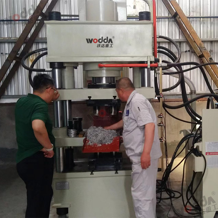 200噸壓鐵屑成型液壓機.jpg 200噸壓鐵屑成型液壓機.jpg