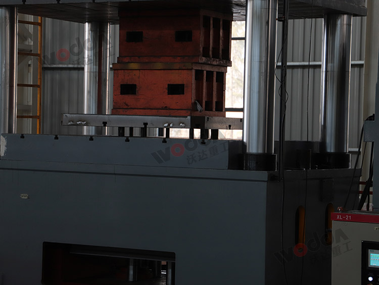 1500噸四柱液壓機(液壓墊).jpg 1500噸四柱液壓機(液壓墊).jpg