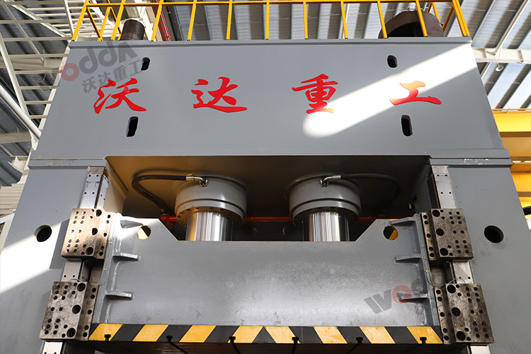 2000噸框架液壓機(滑塊、活塞) 2000噸框架液壓機(滑塊、活塞)