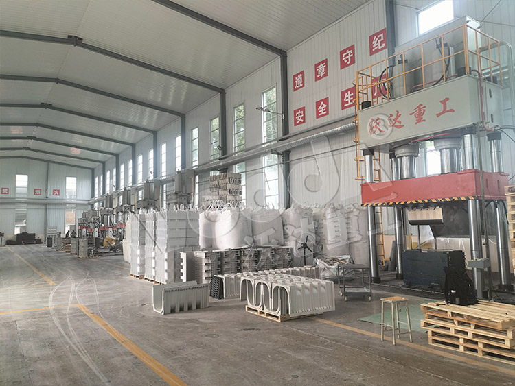 800噸U型排水溝成型液壓機(圖1) 800噸U型排水溝成型液壓機(圖1)