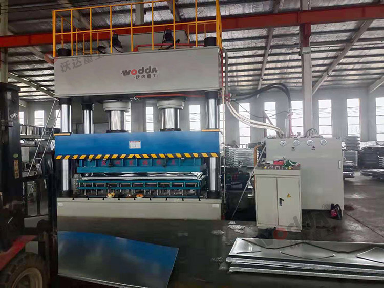 1000噸不銹鋼水箱板液壓機現(xiàn)場 1000噸不銹鋼水箱板液壓機現(xiàn)場