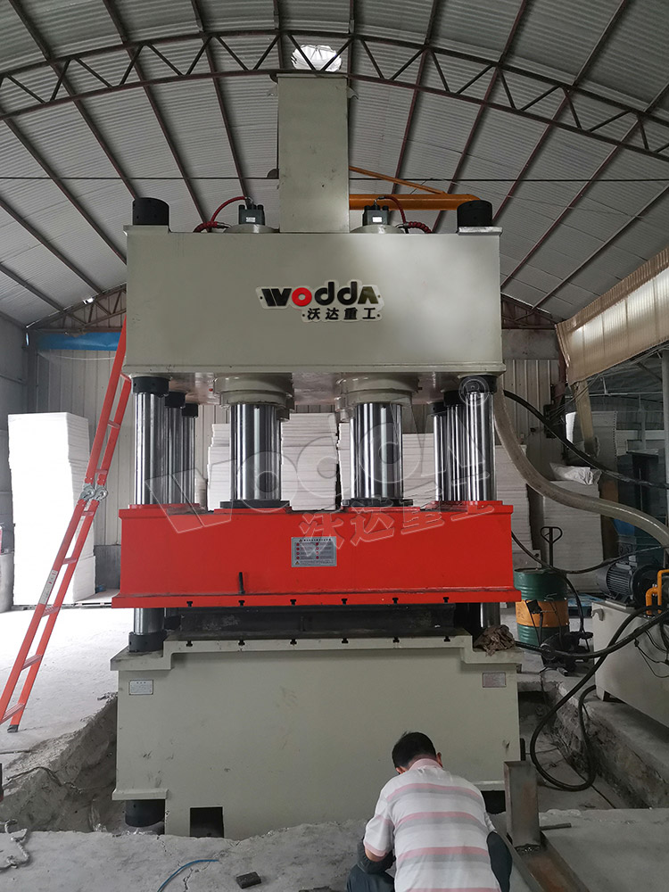 1000噸壓濾機濾板成型液壓機現場