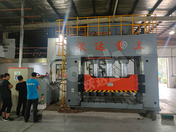 1000噸框架式薄板拉伸液壓機客戶現場.jpg 1000噸框架式薄板拉伸液壓機客戶現場.jpg