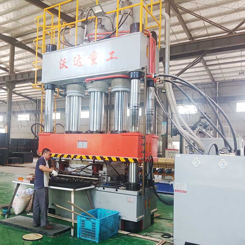 1200噸四柱液壓機(jī) 1200噸四柱液壓機(jī)