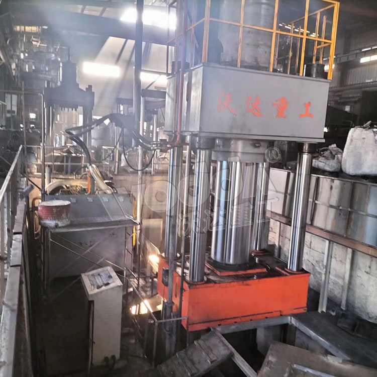 石墨坩堝液壓機客戶現場 石墨坩堝液壓機客戶現場