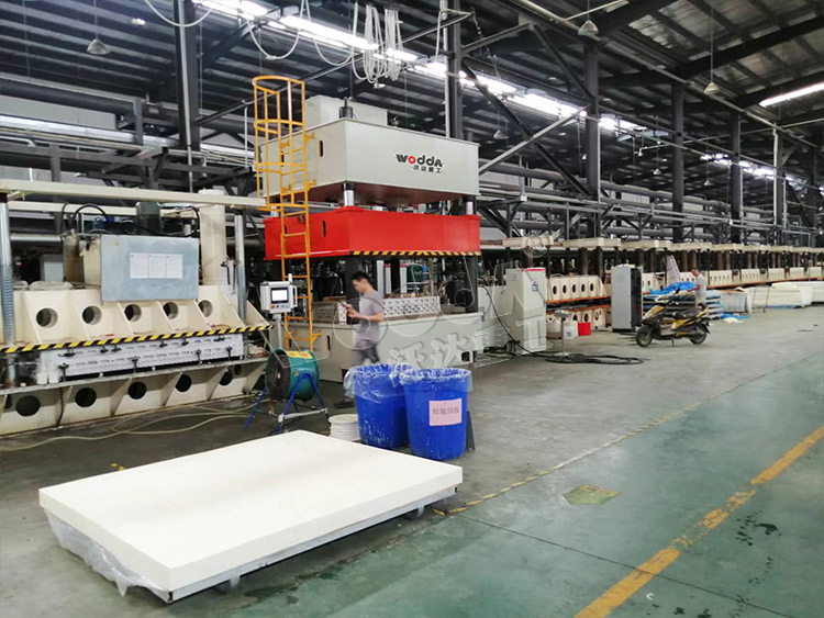 315噸四柱液壓機壓制床墊現場 315噸四柱液壓機壓制床墊現場