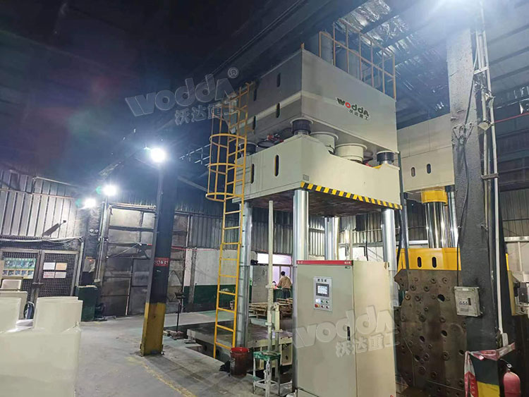 1500噸復合材料模壓機客戶車間現場.jpg 1500噸復合材料模壓機客戶車間現場.jpg