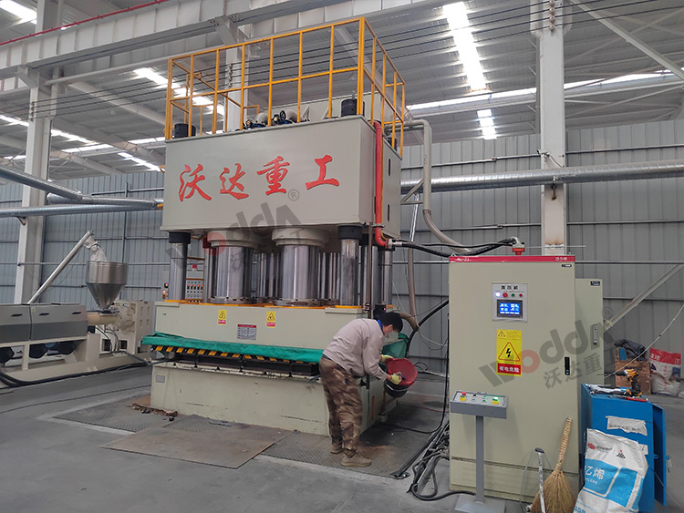 復合濾芯板液壓機客戶現場 復合濾芯板液壓機客戶現場