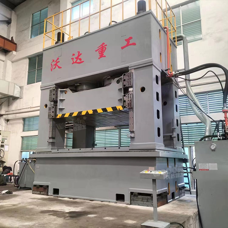 2000噸框架式液壓機(jī) 2000噸框架式液壓機(jī)