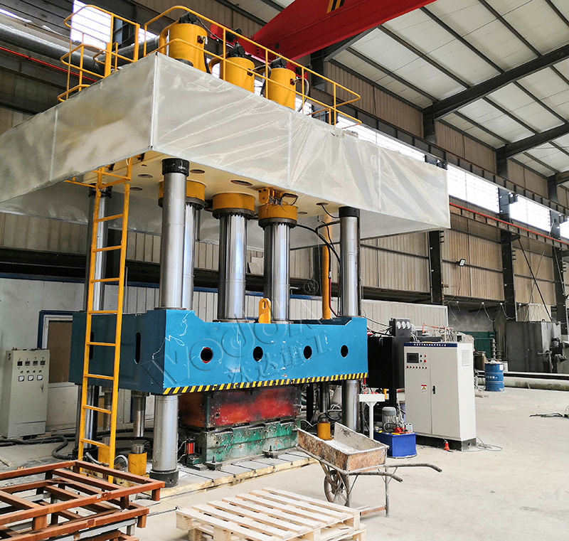 2000噸四柱液壓機現場 2000噸四柱液壓機現場
