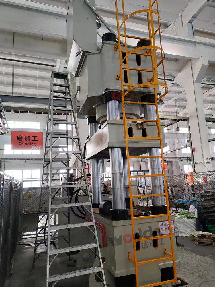 1000噸陶瓷粉末成型液壓機(jī)側(cè)面 1000噸陶瓷粉末成型液壓機(jī)側(cè)面