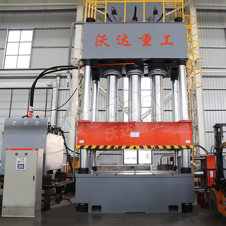 1500噸四柱液壓機(jī)車間實拍圖 1500噸四柱液壓機(jī)車間實拍圖