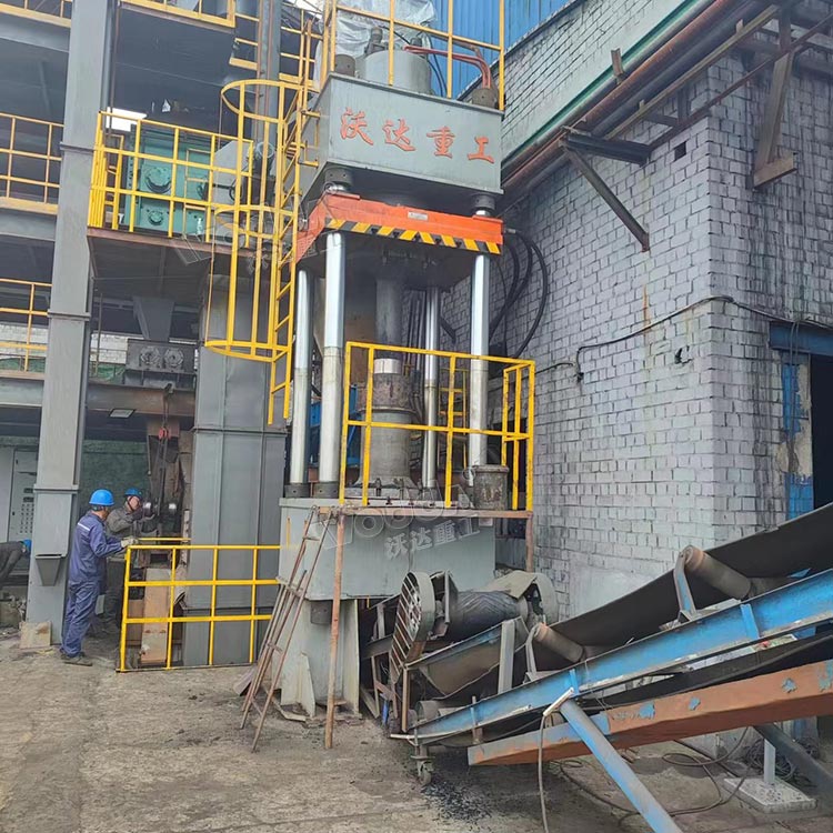 630噸活性炭成型液壓機(jī)客戶現(xiàn)場(chǎng) 630噸活性炭成型液壓機(jī)客戶現(xiàn)場(chǎng)