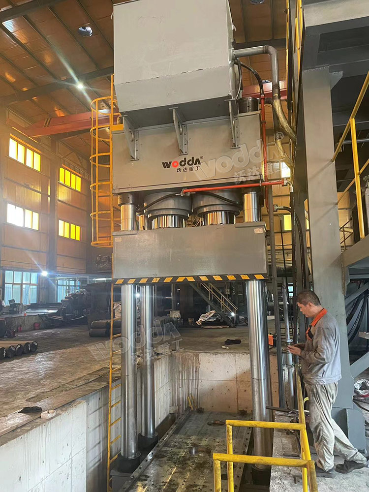 2000噸坩堝液壓機現場 2000噸坩堝液壓機現場