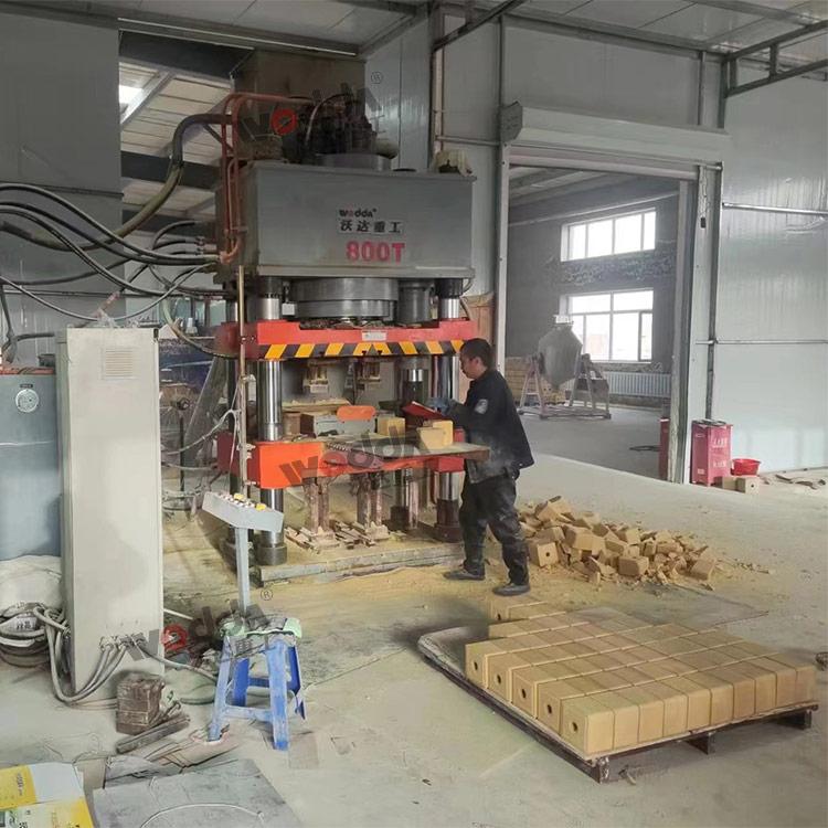 800噸牛羊舔鹽壓塊機(jī) 800噸牛羊舔鹽壓塊機(jī)