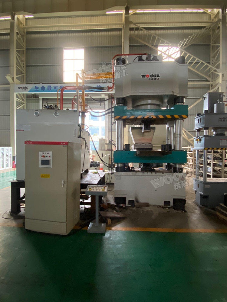 800噸牛羊舔磚液壓機 800噸牛羊舔磚液壓機