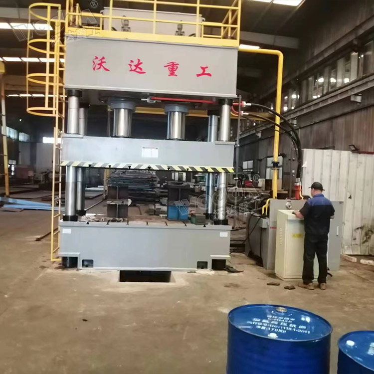 630噸四柱液壓機(jī) 630噸四柱液壓機(jī)