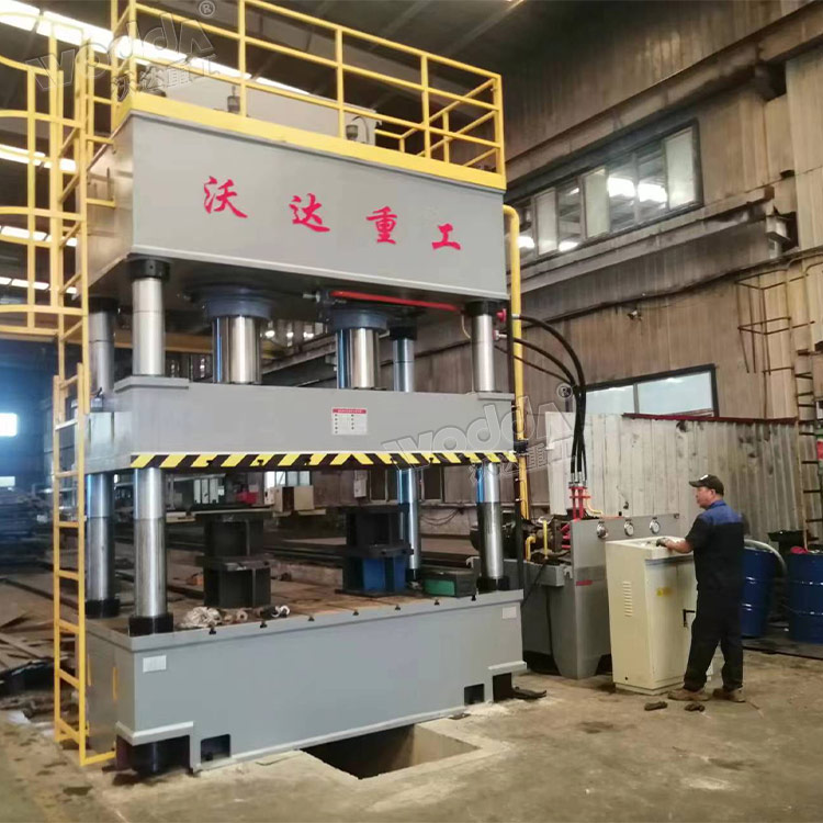 630噸四柱液壓機(jī)試壓 630噸四柱液壓機(jī)試壓