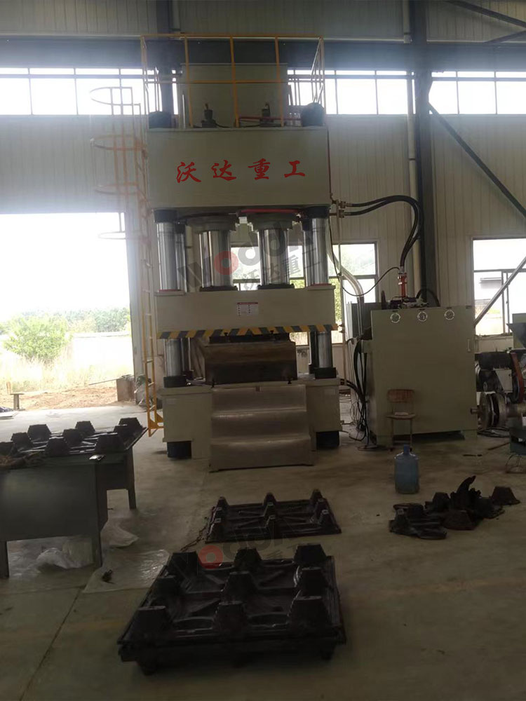 800噸塑料托盤液壓機(jī) 800噸塑料托盤液壓機(jī)