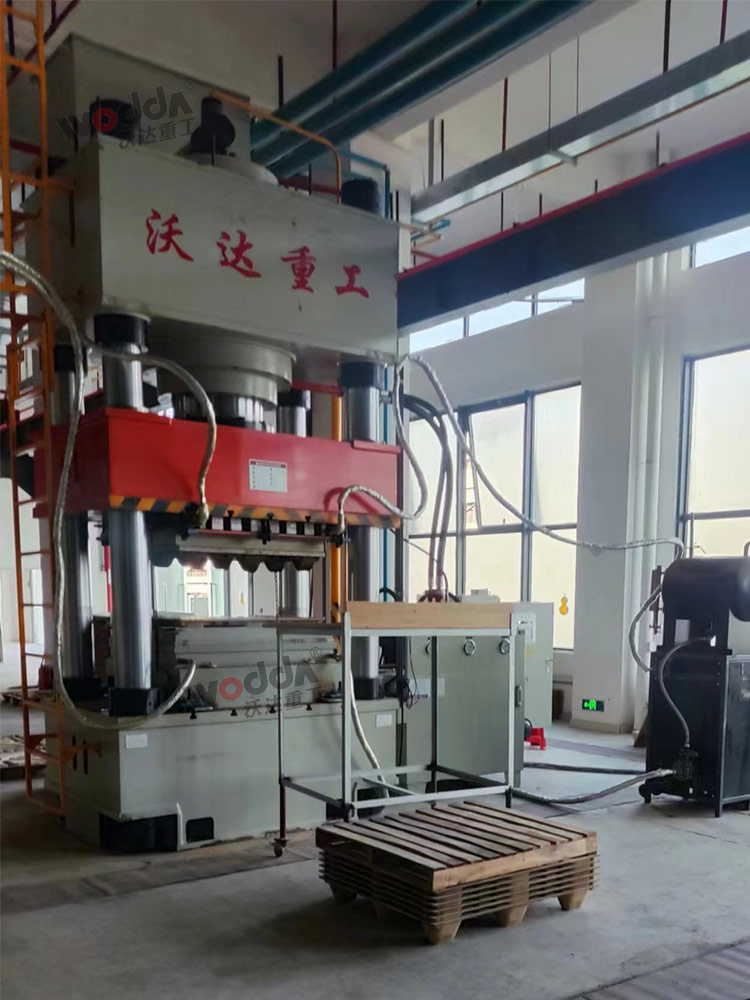 木屑托盤成型液壓機現場 木屑托盤成型液壓機現場