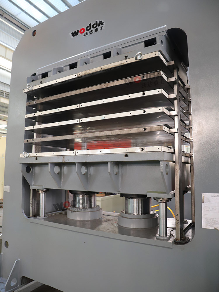 400噸復合板材多層熱壓機車架調試完成 400噸復合板材多層熱壓機車架調試完成