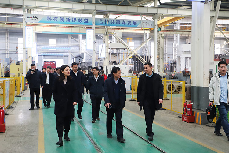 滕州市政協(xié)副主席董鴻洋一行考察沃達(dá)重工現(xiàn)場 滕州市政協(xié)副主席董鴻洋一行考察沃達(dá)重工現(xiàn)場