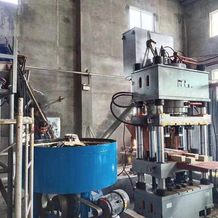 客戶630噸四柱液壓機加工鹽磚現場 客戶630噸四柱液壓機加工鹽磚現場