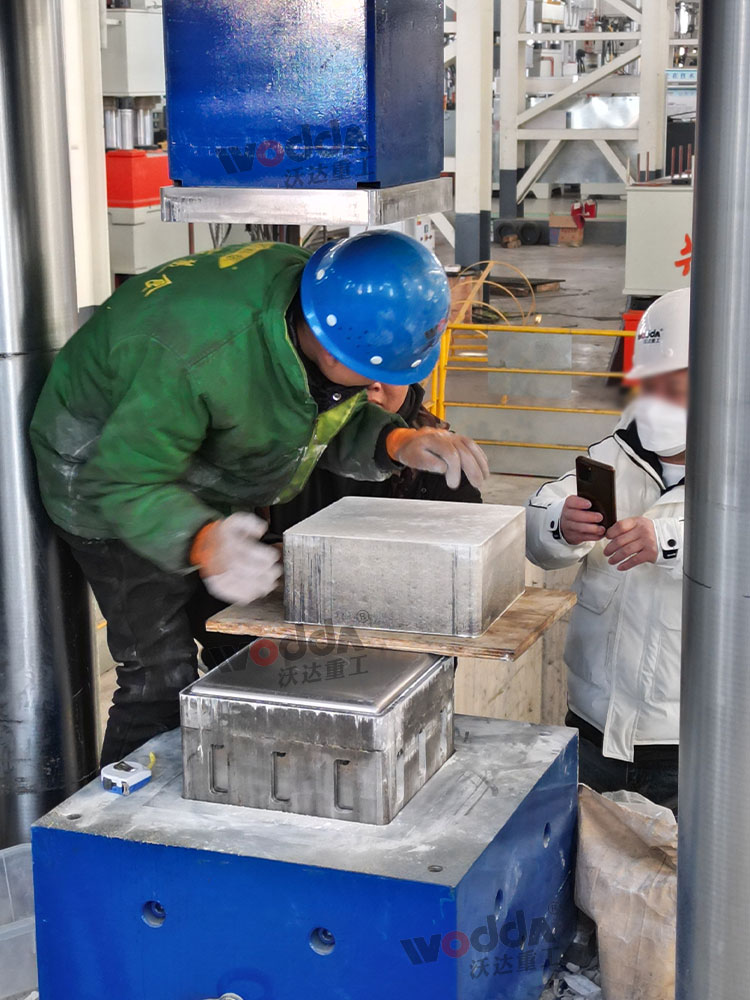 1000噸莫來石匣缽液壓機試機成功 1000噸莫來石匣缽液壓機試機成功