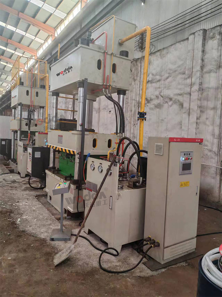 400噸石英石水槽液壓機(jī) 400噸石英石水槽液壓機(jī)