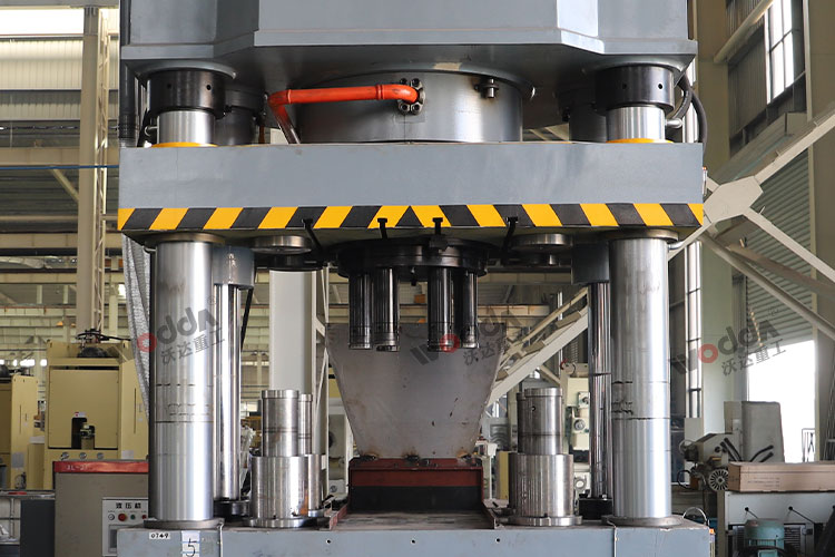 工作臺及開模缸 工作臺及開模缸