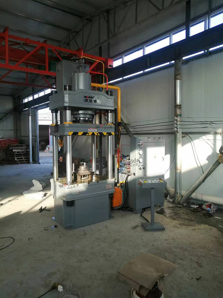 200噸沖壓電動(dòng)三輪車配件成型液壓機(jī) 200噸沖壓電動(dòng)三輪車配件成型液壓機(jī)