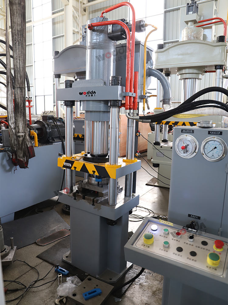 63噸汽車濾清器外殼拉伸液壓機(jī) 63噸汽車濾清器外殼拉伸液壓機(jī)