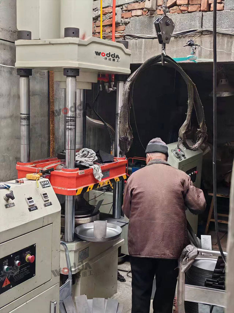 100噸不銹鋼鍋拉伸液壓機(jī)現(xiàn)場(chǎng) 100噸不銹鋼鍋拉伸液壓機(jī)現(xiàn)場(chǎng)