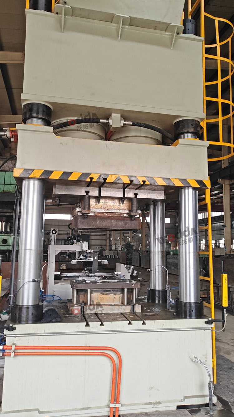 630噸四柱液壓機沖壓金屬板材現場 630噸四柱液壓機沖壓金屬板材現場