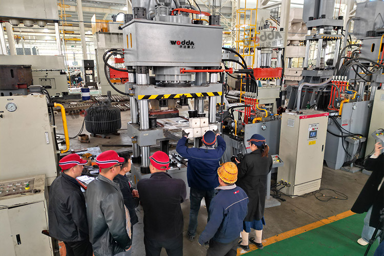 630噸牛羊舔磚液壓機試機現場 630噸牛羊舔磚液壓機試機現場