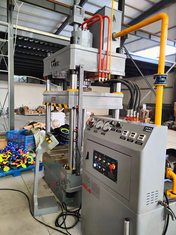 200噸快速三梁四柱液壓機(jī) 200噸快速三梁四柱液壓機(jī)