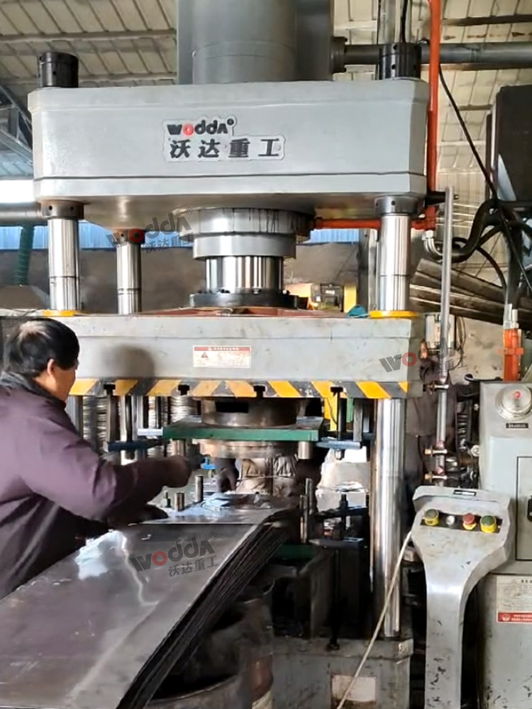 200噸汽車零部件沖壓液壓機(jī)客戶現(xiàn)場 200噸汽車零部件沖壓液壓機(jī)客戶現(xiàn)場