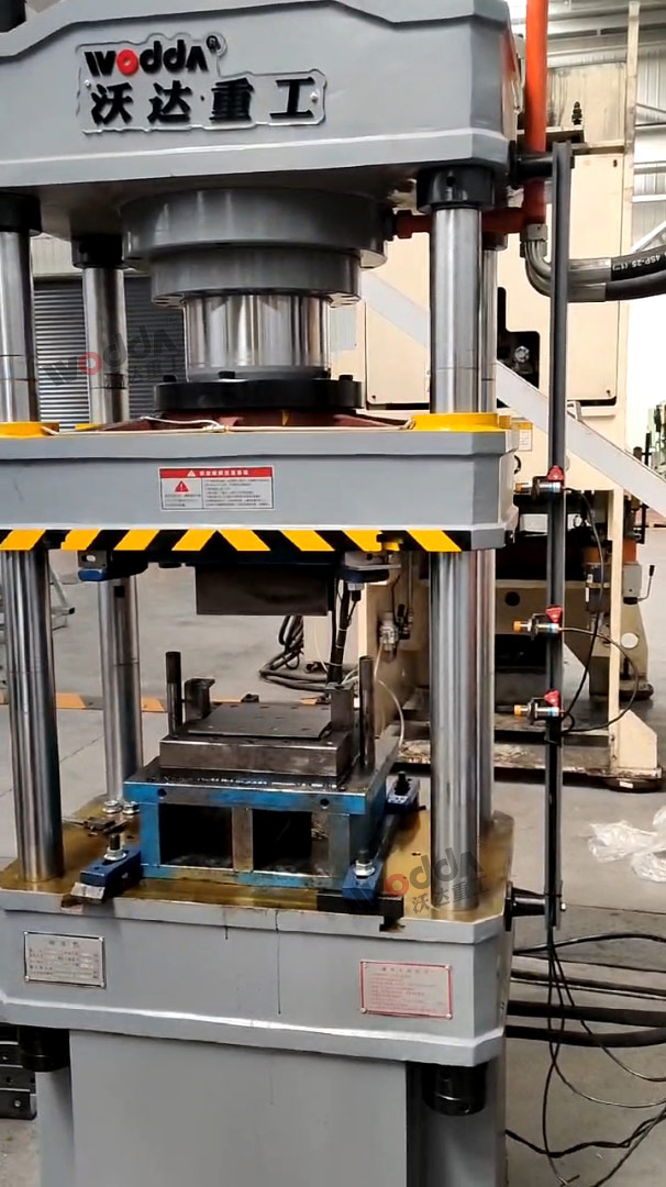 100噸三梁四柱液壓機客戶現場