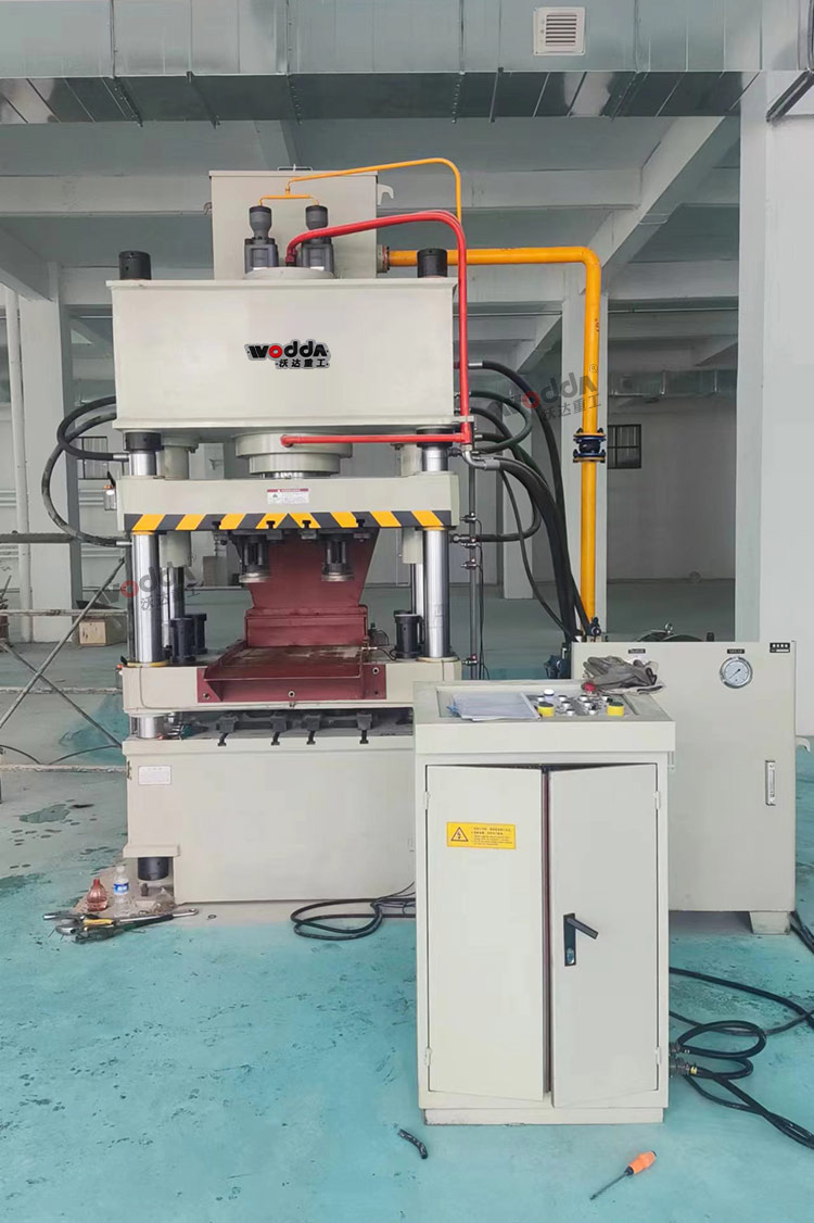 250噸四梁四柱液壓機安裝完成 250噸四梁四柱液壓機安裝完成