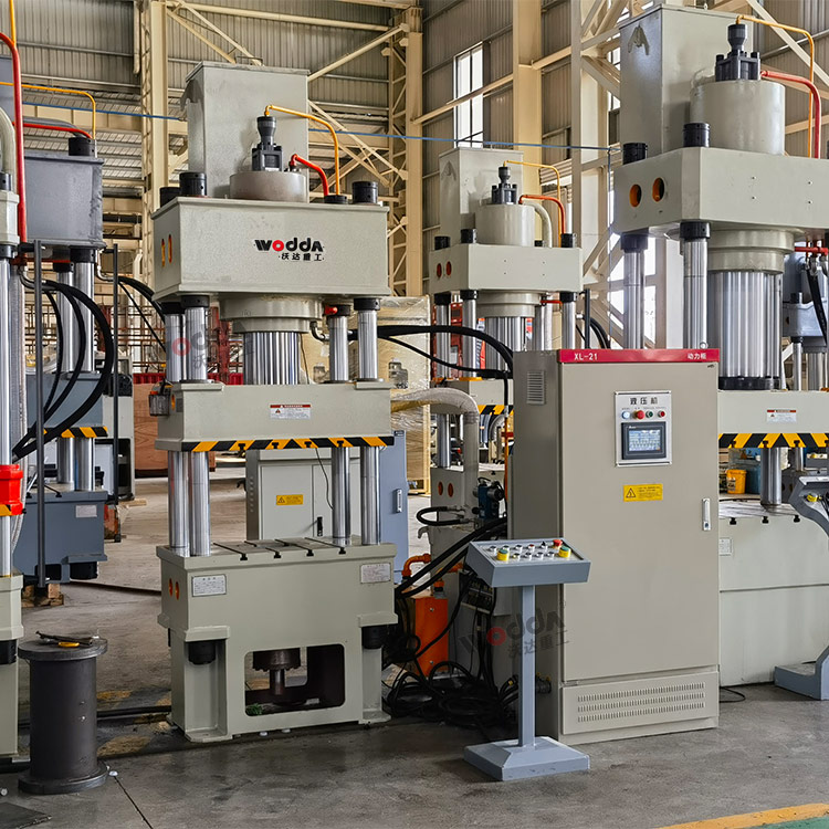 150噸三梁四柱液壓機車間實物 150噸三梁四柱液壓機車間實物