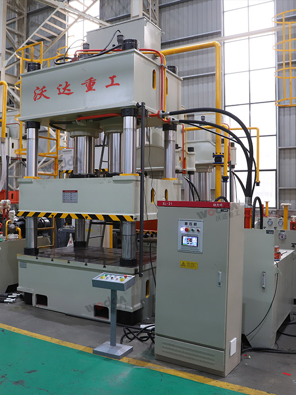 630噸四柱液壓機車間實物.jpg 630噸四柱液壓機車間實物.jpg